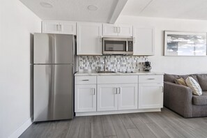 Fridge, coffee/tea maker, blender