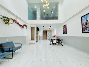 Coin salon dans le hall