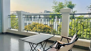 Habitación estándar, baño privado, vistas al jardín | Tabla de planchar con plancha, wifi gratis, ropa de cama