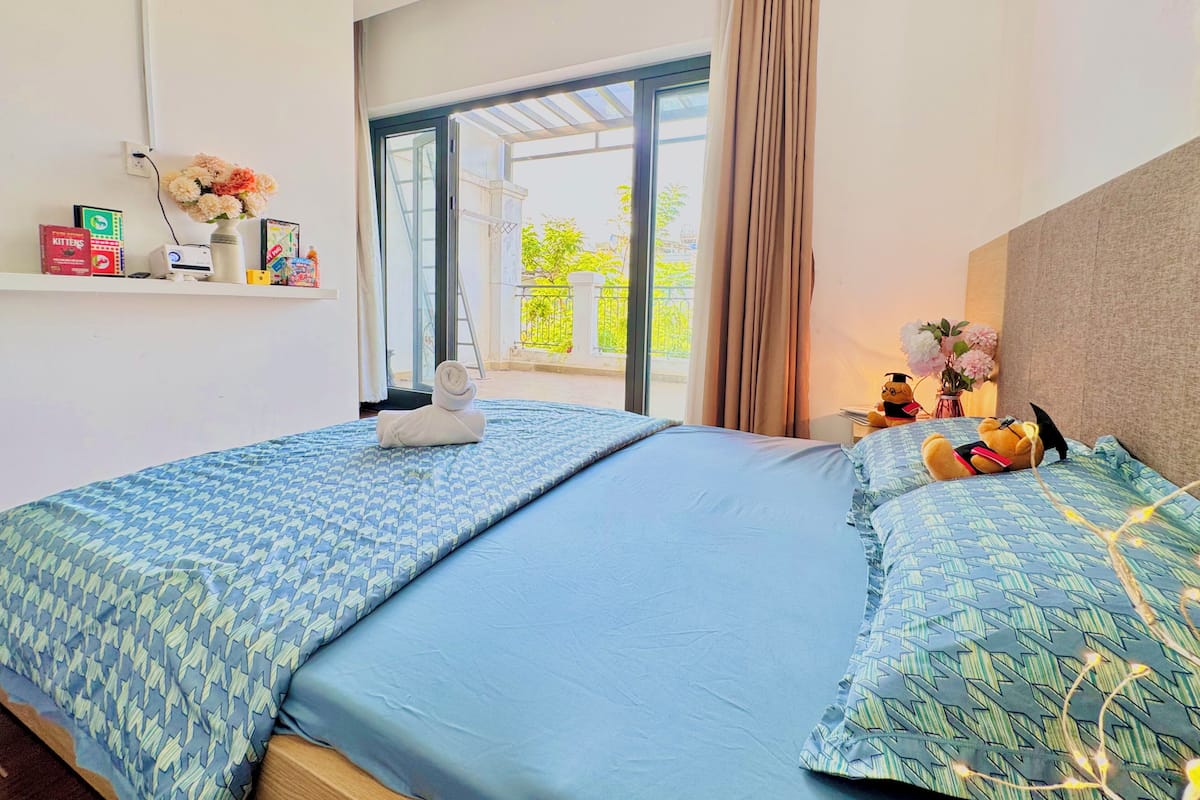 Comfort-rum - 1 queensize-säng - utsikt mot trädgården | Strykjärn/strykbräda, gratis wi-fi och sängkläder