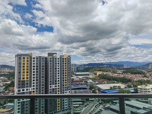 Apartemen Comfort, 2 kamar tidur, balkon, pemandangan kota | Pemandangan balkon