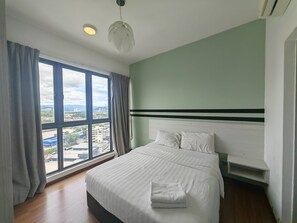 Großer Kühlschrank, Mikrowelle, Herdplatte