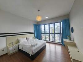 Deluxe Apartment, 3 Bedrooms, Balcony, City View | Meja, ruang kerja komputer riba, seterika/papan seterika, Wi-fi percuma 
