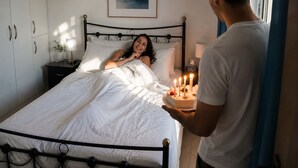 Ein Schlafzimmer mit einem Bett, einem Nachttisch und einem Wandbild.