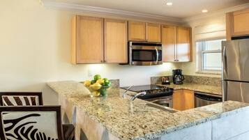 Een koelkast, een magnetron, een kookplaat