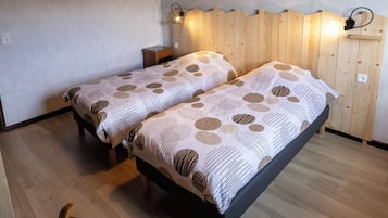 3 makuuhuonetta, työpöytä, silitysrauta/-lauta, vauvan matkasänky