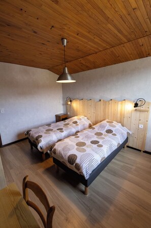 3 habitaciones, escritorio y tabla de planchar con plancha 