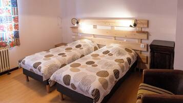 3 chambres, bureau, fer et planche à repasser, lit parapluie