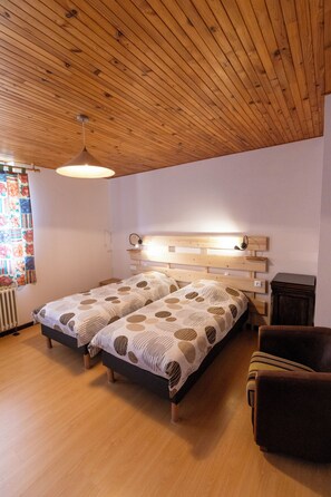 3 bedrooms, desk, iron/ironing board, travel crib