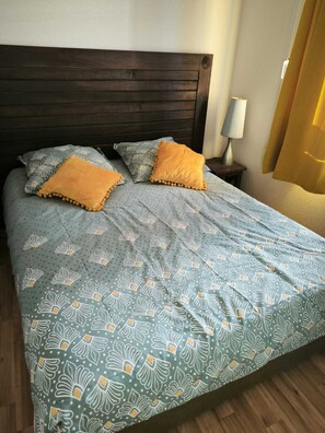 2 bedrooms, iron/ironing board, bed sheets