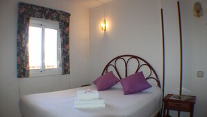 Unclassified image, 2 of 20, button - Nice 5B in Roses With 1 Bedrooms and 1 Bathrooms (Roses)
