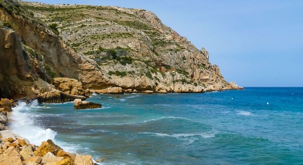 A coastal landscape with rocky cliffs and clear blue sea. - Casa de Missy in Balc n del Mar (Javea)
