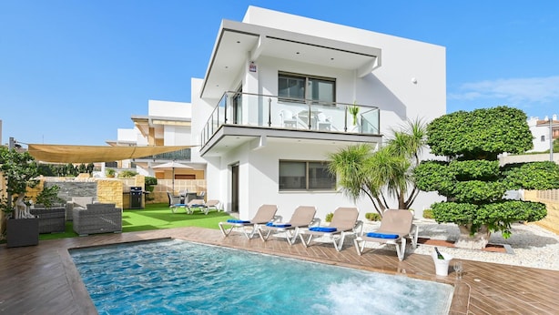 A modern two-story house with a swimming pool, outdoor seating, and well-maintained gardens. - Casa Javi 8 pax in Platja de l Arenal (Javea)