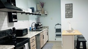 Cookware/dishes/utensils, paper towels