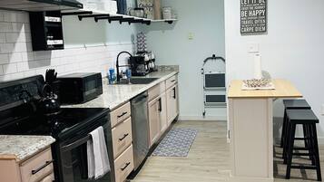 Cookware/dishes/utensils, paper towels