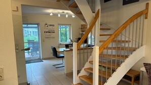 Ein modernes Interieur mit Treppe, Essbereich und Küche.