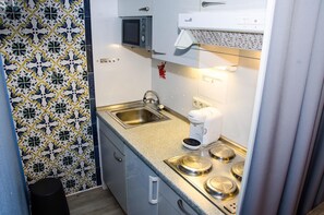 Fridge, microwave, stovetop, coffee/tea maker