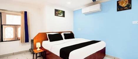 Dobbeltrom | Skrivebord, skrivebord for bærbar PC, wi-fi (inkludert) og sengetøy