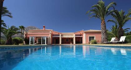 Mozamb in J vea With 4 Bedrooms and 3 Bathrooms