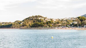 A coastal view with a beach, a hill with buildings, and a clear sky. - Serena Vista in J vea (Denia)