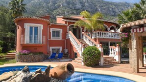 A two-story house with a swimming pool, a staircase, and a view of mountains. - Serena Vista in J vea (Denia)