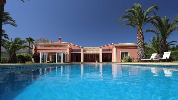 A large swimming pool with a building in the background. - Mozamb 6 pax in J vea (Javea)