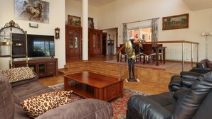 A spacious living room with a large wooden coffee table, leather sofas, and a dining area with a high table and chairs. - Mozamb 6 pax in J vea (Javea)