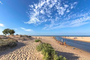 A sandy beach with a clear sky and a few people. - Marina B4 4 pax in Els Poblets (Denia)
