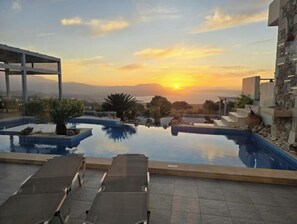 Utomhuspool och uppvärmd pool
