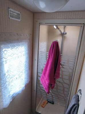 Ducha y papel higiénico