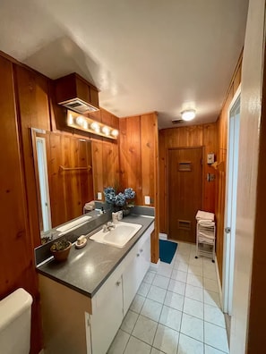 Bruser, hårtørrer, håndklæder, Sæbe