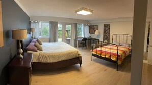 Une chambre avec deux lits, un bureau et une chaise.