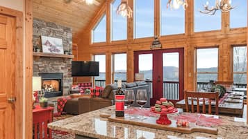 Cabaña, 4 habitaciones, balcón, vista a la montaña | Área de sala de estar | Libros