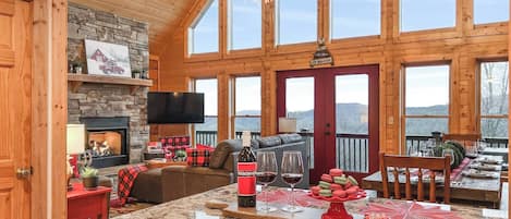 Cabin, 4 Bedrooms, Balcony, Mountain View | Living area | Books