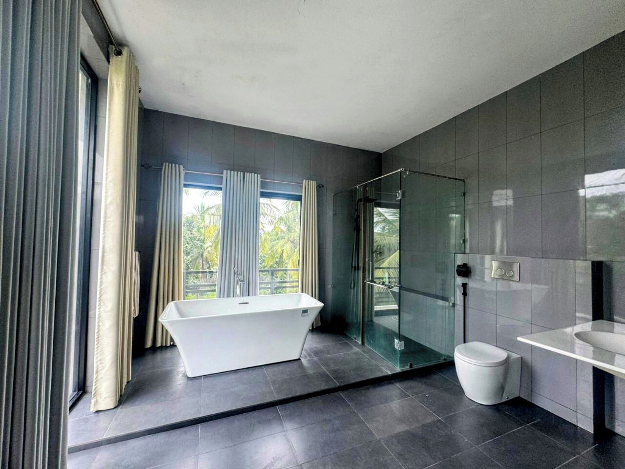 Douche, serviettes fournies, savon, papier toilette