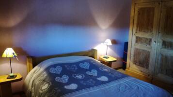 3 chambres, bureau, fer et planche Ă repasser, lit parapluie