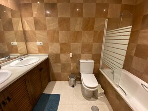 タオル、トイレットペーパー