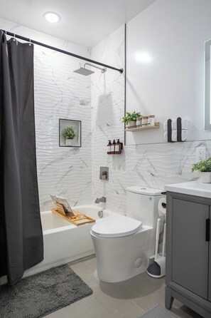 Dusche, Haartrockner, Handtücher, Seife