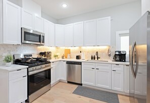 Refrigerador, microondas, cafetera/tetera, utensilios de cocina