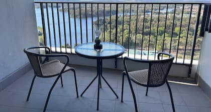 Elegant apartment with Skyline views. 5 min to Canberra university