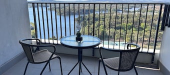 Elegant apartment with Skyline views. 5 min to Canberra university
