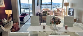 Elegant apartment with Skyline views. 5 min to Canberra university