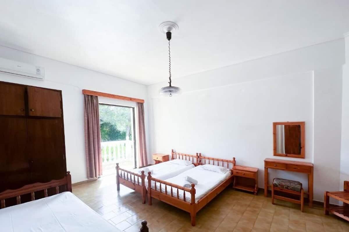 Basic Twin Room, Balcony | Soundproofing, free WiFi