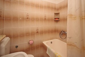 Serviettes fournies, papier toilette