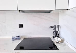 Frigorifero, microonde, forno, piano cottura