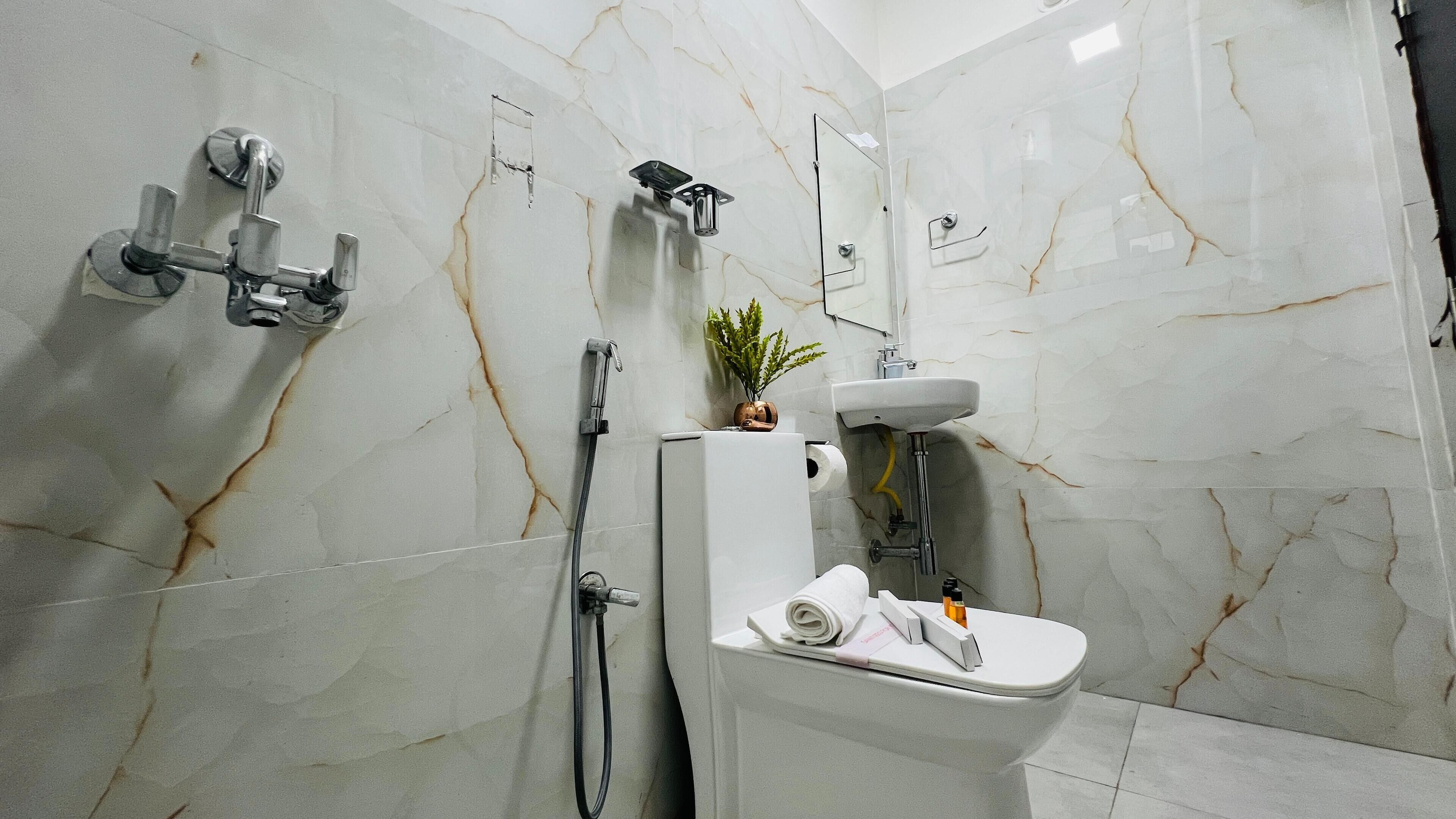 Ein Badezimmer mit Toilette, Waschbecken und Dusche.