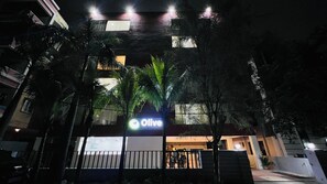 Depan hartanah - siang/malam