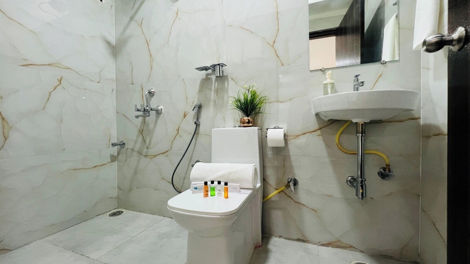 Un bagno con WC, lavandino e doccia.