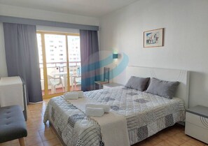 1 chambre, fer et planche à repasser, draps fournis