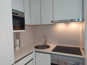 Kylskåp, mikrovågsugn, ugn och spishäll